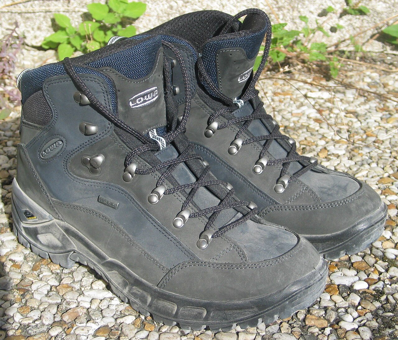 Par de botas de montaña de caña media usadas